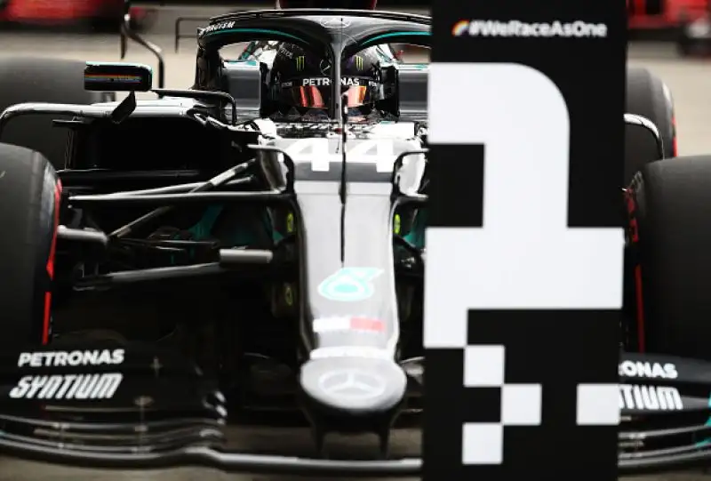 Il britannico ha preceduto il compagno di scuderia, Stroll e Perez, le Ferrari in terza fila con Vettel a Leclerc.