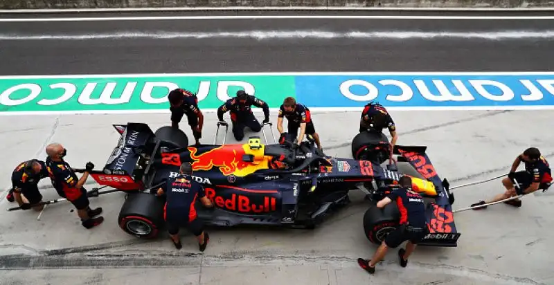 Il britannico ha preceduto il compagno di scuderia, Stroll e Perez, le Ferrari in terza fila con Vettel a Leclerc.