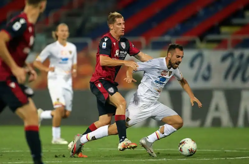 Cagliari a 41 punti, pareggio importante per il Lecce  che sale a -1 dal Genoa quartultimo.