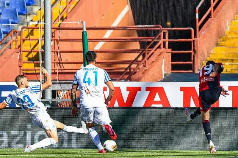 Nel primo tempo in gol per i rossoblu Goran Pandev e Lasse Schone su calcio di punizione.