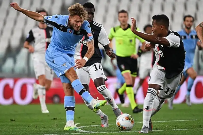 La Juventus ha messo le mani sul nono scudetto consecutivo, il primo con Maurizio Sarri in panchina. Battuta 2-1 la Lazio all’Allianz Stadium: bianconeri a + 8 sull’Inter (e scontri diretti a favore) a quattro giornate dalla conclusione del campionato di serie A.