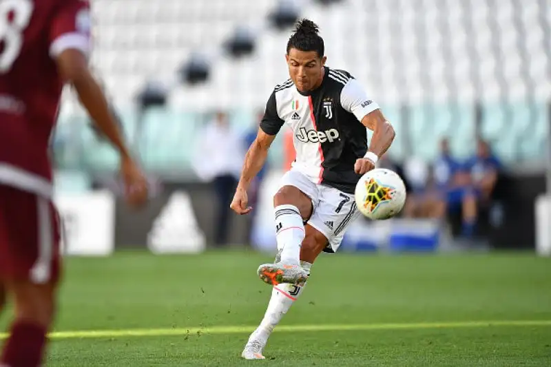 Bianconeri subito avanti con Dybala, poi raddoppio di Cuadrado e a fine tempo un rigore di Belotti batte Buffon.
A chiudere il conto pensa Ronaldo su punizione. Sul tabellino anche Djidji che infila nella propria porta un traversone di Douglas Costa