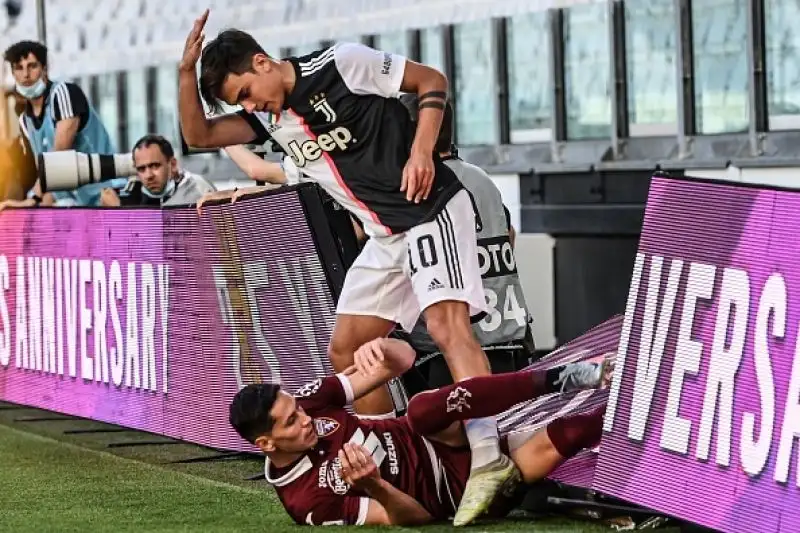 Bianconeri subito avanti con Dybala, poi raddoppio di Cuadrado e a fine tempo un rigore di Belotti batte Buffon.
A chiudere il conto pensa Ronaldo su punizione. Sul tabellino anche Djidji che infila nella propria porta un traversone di Douglas Costa