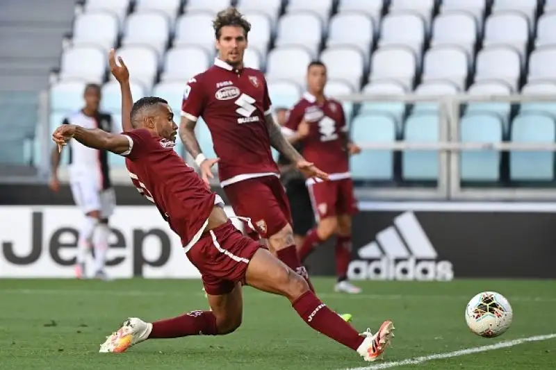 Bianconeri subito avanti con Dybala, poi raddoppio di Cuadrado e a fine tempo un rigore di Belotti batte Buffon.
A chiudere il conto pensa Ronaldo su punizione. Sul tabellino anche Djidji che infila nella propria porta un traversone di Douglas Costa