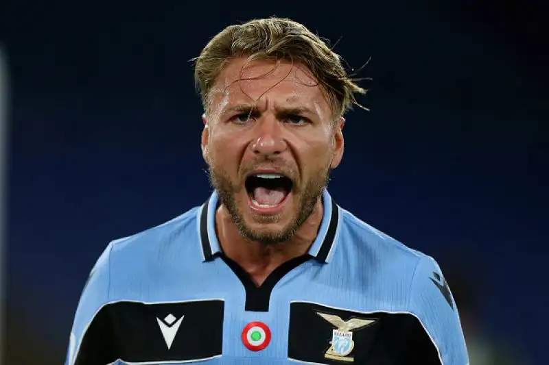 I sardi sono andati in vantaggio con una rete di Simeone ma sono stati raggiunti e superati dai gol di Milinkovic-Savic e Immobile.