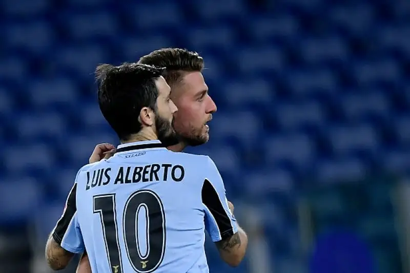 I sardi sono andati in vantaggio con una rete di Simeone ma sono stati raggiunti e superati dai gol di Milinkovic-Savic e Immobile.