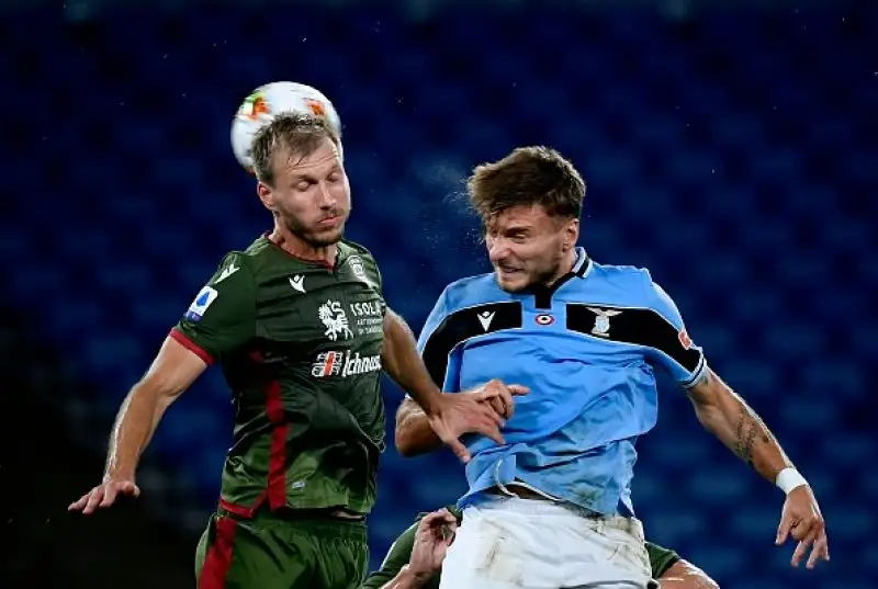 I sardi sono andati in vantaggio con una rete di Simeone ma sono stati raggiunti e superati dai gol di Milinkovic-Savic e Immobile.