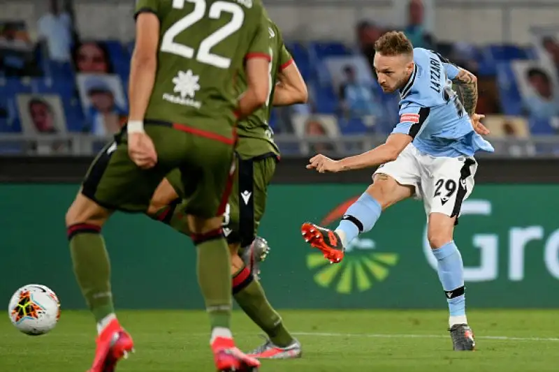I sardi sono andati in vantaggio con una rete di Simeone ma sono stati raggiunti e superati dai gol di Milinkovic-Savic e Immobile.