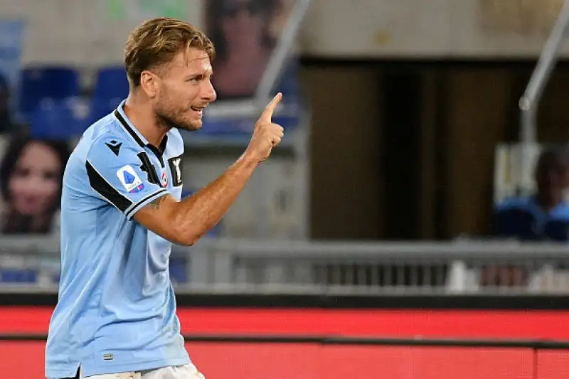 I sardi sono andati in vantaggio con una rete di Simeone ma sono stati raggiunti e superati dai gol di Milinkovic-Savic e Immobile.