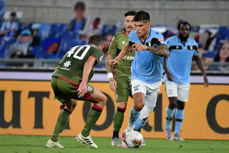 I sardi sono andati in vantaggio con una rete di Simeone ma sono stati raggiunti e superati dai gol di Milinkovic-Savic e Immobile.