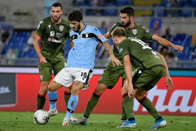 I sardi sono andati in vantaggio con una rete di Simeone ma sono stati raggiunti e superati dai gol di Milinkovic-Savic e Immobile.