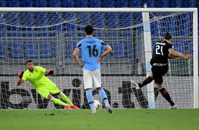 Per i rossoneri in gol Calhanoglu, Ibrahimovic su rigore e Ante Rebic.