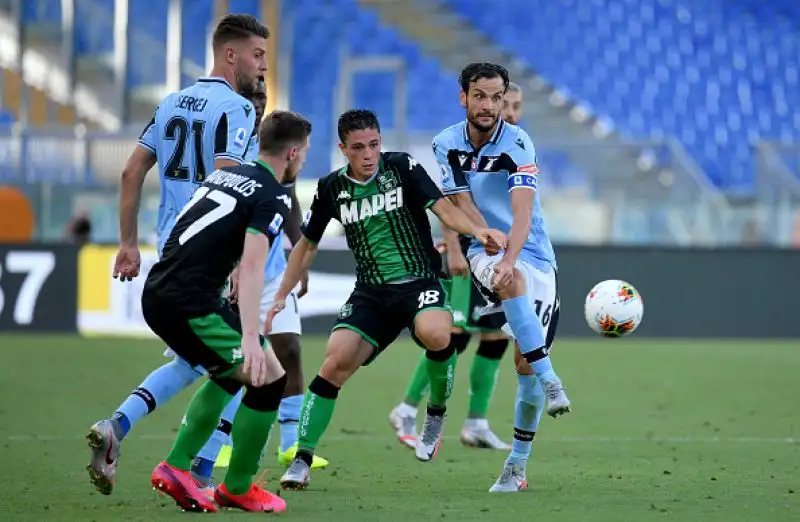 I neroverdi vincono all'Olimpico dando l'ennesimo dispiacere post-ripartenza ai capitolini.