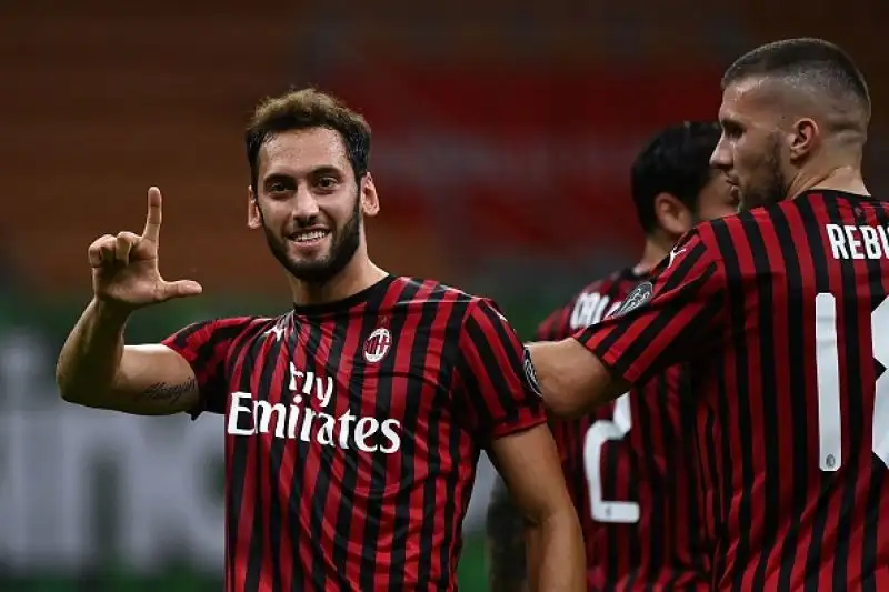 Per i milanesi sono andati in rete Saelemaekers, Calhanoglu, Bennacer, Rebic e Calabria. Il giapponese Tomiyasu in gol per gli ospiti.