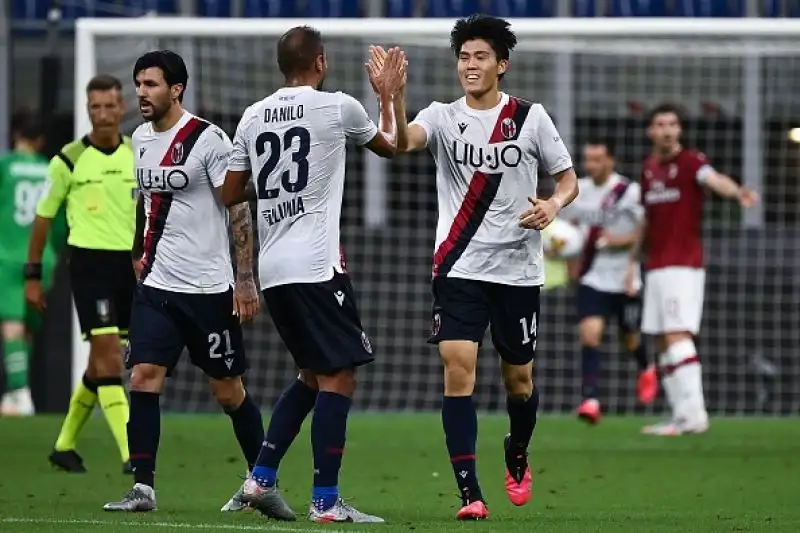 Per i milanesi sono andati in rete Saelemaekers, Calhanoglu, Bennacer, Rebic e Calabria. Il giapponese Tomiyasu in gol per gli ospiti.