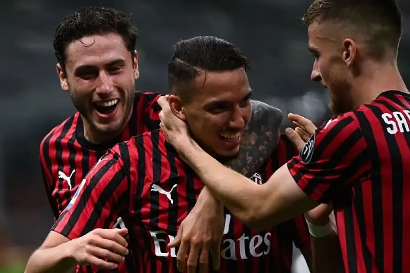 Per i milanesi sono andati in rete Saelemaekers, Calhanoglu, Bennacer, Rebic e Calabria. Il giapponese Tomiyasu in gol per gli ospiti.