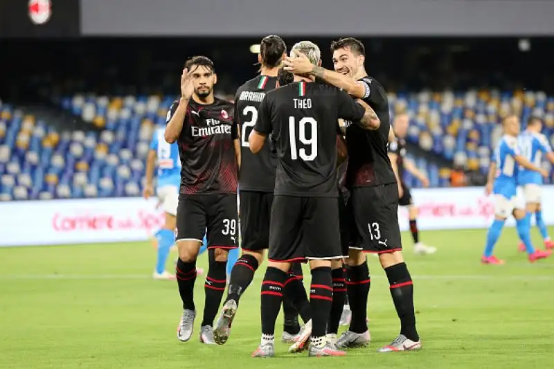 Il Milan è andato in vantaggio con Theo Hernandez, è stato poi sorpassato dalle reti di Di Lorenzo e Mertens ma ha acciuffato il pari con un rigore dell'Ivoriano.