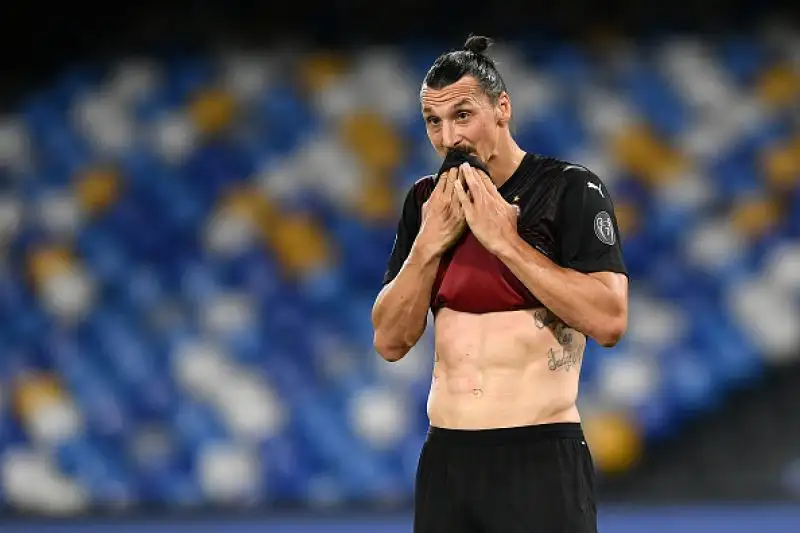 Il Milan è andato in vantaggio con Theo Hernandez, è stato poi sorpassato dalle reti di Di Lorenzo e Mertens ma ha acciuffato il pari con un rigore dell'Ivoriano.