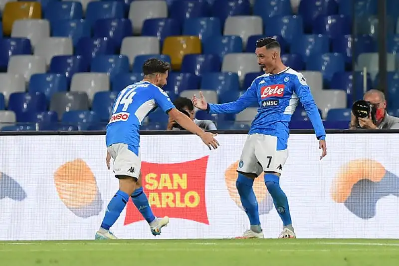 Il Milan è andato in vantaggio con Theo Hernandez, è stato poi sorpassato dalle reti di Di Lorenzo e Mertens ma ha acciuffato il pari con un rigore dell'Ivoriano.