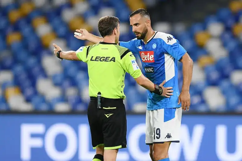 Il Milan è andato in vantaggio con Theo Hernandez, è stato poi sorpassato dalle reti di Di Lorenzo e Mertens ma ha acciuffato il pari con un rigore dell'Ivoriano.