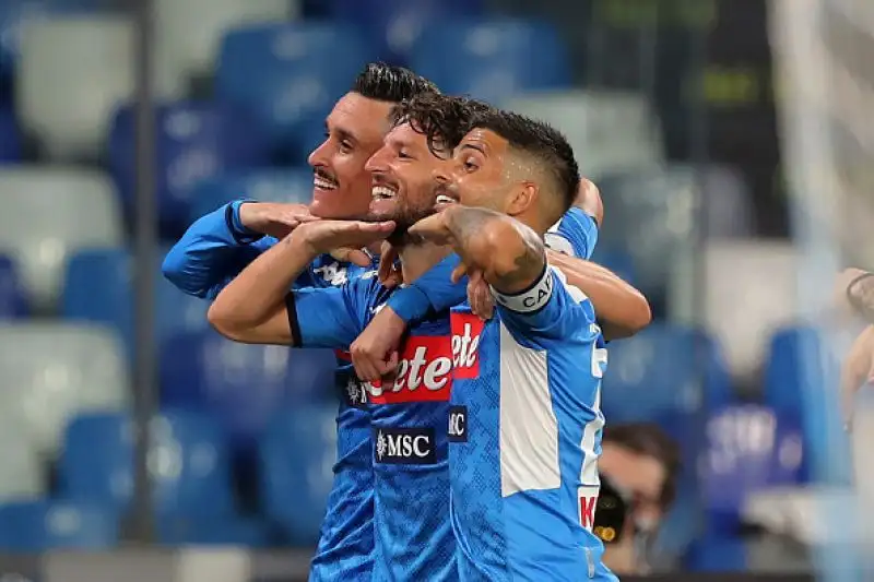 Il Milan è andato in vantaggio con Theo Hernandez, è stato poi sorpassato dalle reti di Di Lorenzo e Mertens ma ha acciuffato il pari con un rigore dell'Ivoriano.