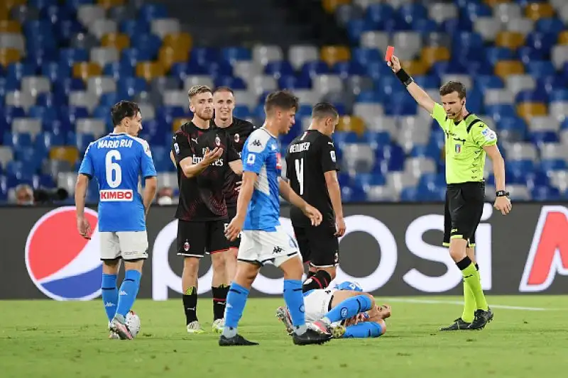 Il Milan è andato in vantaggio con Theo Hernandez, è stato poi sorpassato dalle reti di Di Lorenzo e Mertens ma ha acciuffato il pari con un rigore dell'Ivoriano.