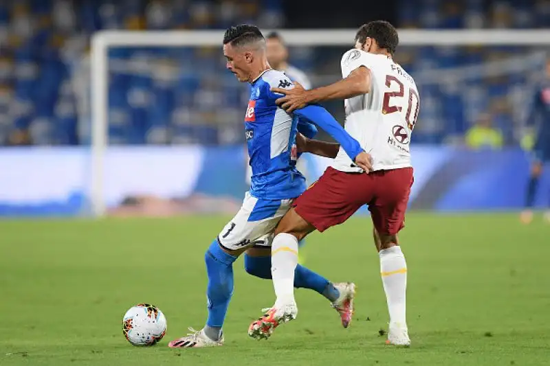 Una magia di Insigne permette al Napoli di battere la Roma per 2-1 al San Paolo e di agganciarla al quinto posto in classifica a quota 48 punti. 