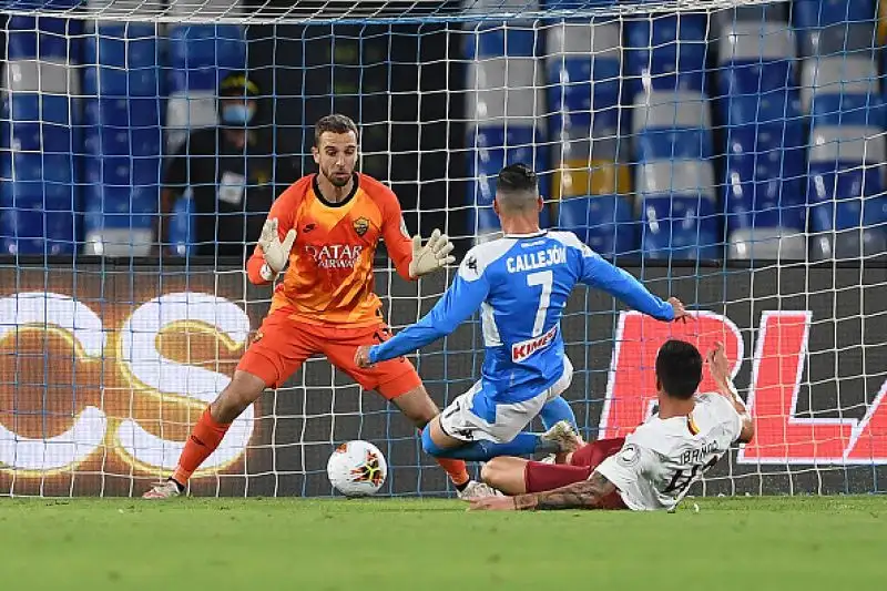 Una magia di Insigne permette al Napoli di battere la Roma per 2-1 al San Paolo e di agganciarla al quinto posto in classifica a quota 48 punti. 