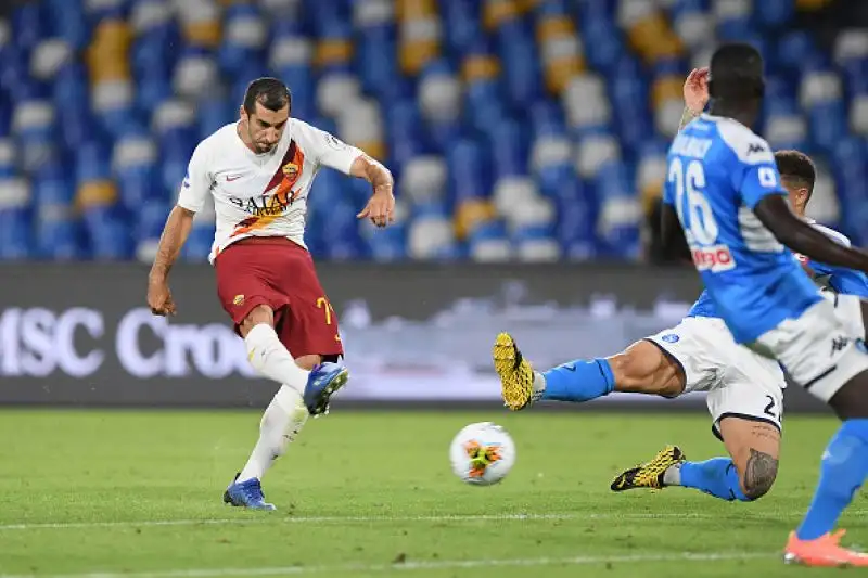 Una magia di Insigne permette al Napoli di battere la Roma per 2-1 al San Paolo e di agganciarla al quinto posto in classifica a quota 48 punti. 