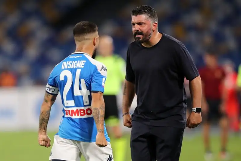 Una magia di Insigne permette al Napoli di battere la Roma per 2-1 al San Paolo e di agganciarla al quinto posto in classifica a quota 48 punti. 