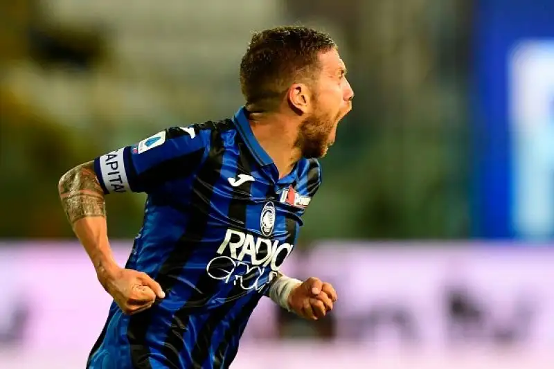 I padroni di caso sono passati in vantaggio con una rete di Kulusevski nel primo tempo, nella ripresa prima il pareggio di Malinovskiy su punizione poi la rete del Papu Gomez per la vittoria atalantina.
