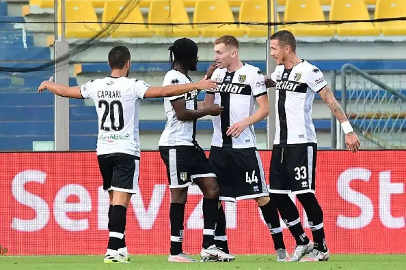 I padroni di caso sono passati in vantaggio con una rete di Kulusevski nel primo tempo, nella ripresa prima il pareggio di Malinovskiy su punizione poi la rete del Papu Gomez per la vittoria atalantina.