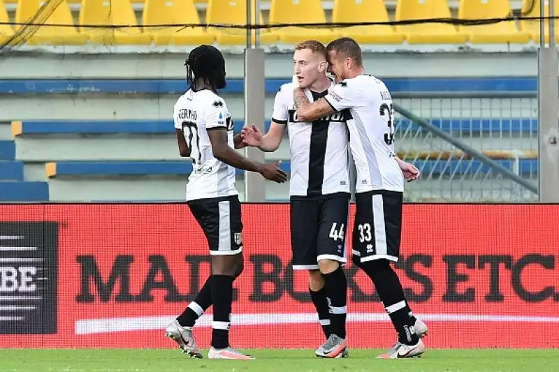 I padroni di caso sono passati in vantaggio con una rete di Kulusevski nel primo tempo, nella ripresa prima il pareggio di Malinovskiy su punizione poi la rete del Papu Gomez per la vittoria atalantina.