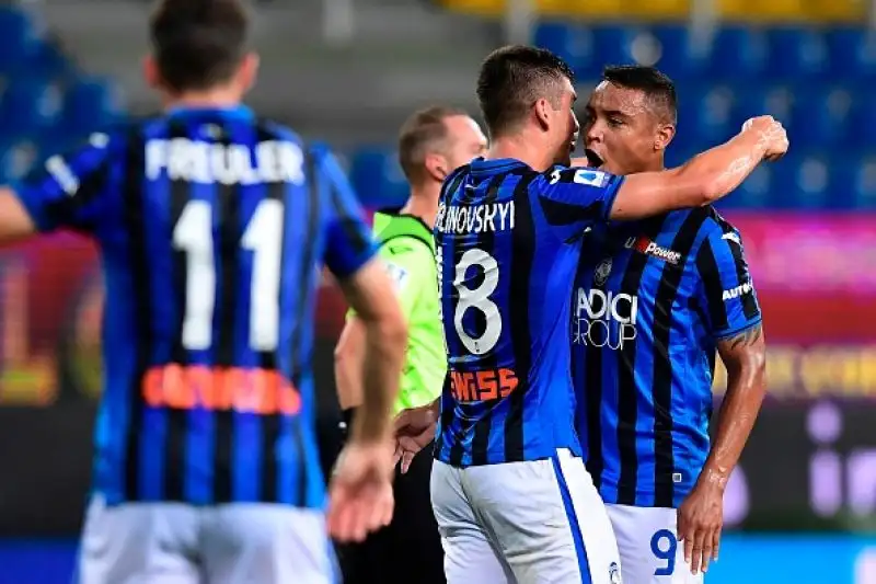 I padroni di caso sono passati in vantaggio con una rete di Kulusevski nel primo tempo, nella ripresa prima il pareggio di Malinovskiy su punizione poi la rete del Papu Gomez per la vittoria atalantina.
