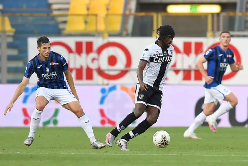 I padroni di caso sono passati in vantaggio con una rete di Kulusevski nel primo tempo, nella ripresa prima il pareggio di Malinovskiy su punizione poi la rete del Papu Gomez per la vittoria atalantina.