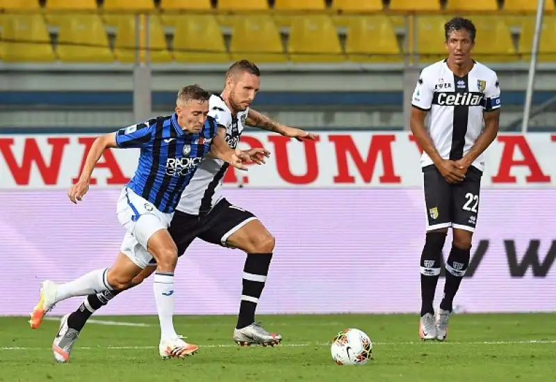 I padroni di caso sono passati in vantaggio con una rete di Kulusevski nel primo tempo, nella ripresa prima il pareggio di Malinovskiy su punizione poi la rete del Papu Gomez per la vittoria atalantina.