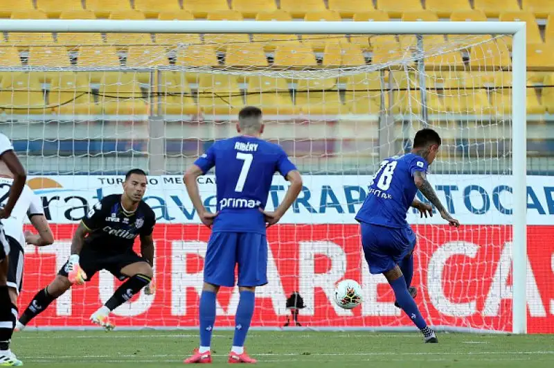 Due rigori consentono alla Fiorentina di prendere il largo a Parma in poco più di mezz’ora. Sempre dal dischetto accorcia Kucka ma il risultato non cambia ulteriormente.