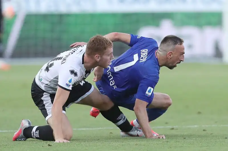 Due rigori consentono alla Fiorentina di prendere il largo a Parma in poco più di mezz’ora. Sempre dal dischetto accorcia Kucka ma il risultato non cambia ulteriormente.
