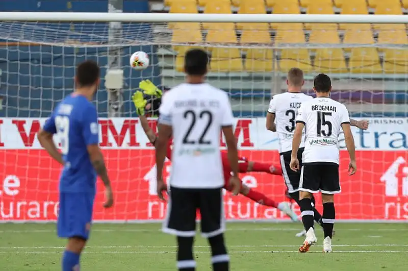Due rigori consentono alla Fiorentina di prendere il largo a Parma in poco più di mezz’ora. Sempre dal dischetto accorcia Kucka ma il risultato non cambia ulteriormente.