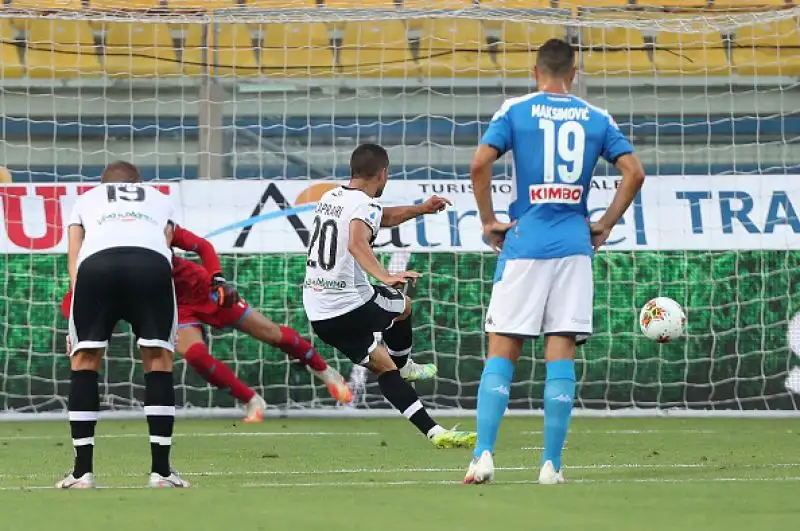 Di Caprari, nel primo tempo, Insigne e Kulusevski le trasformazioni.