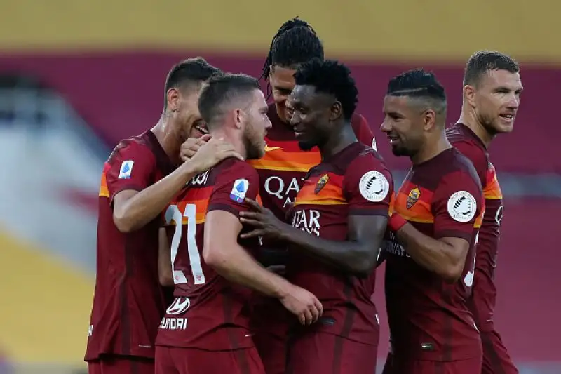 La Roma batte in casa la Fiorentina grazie a due rigori di Veretout.