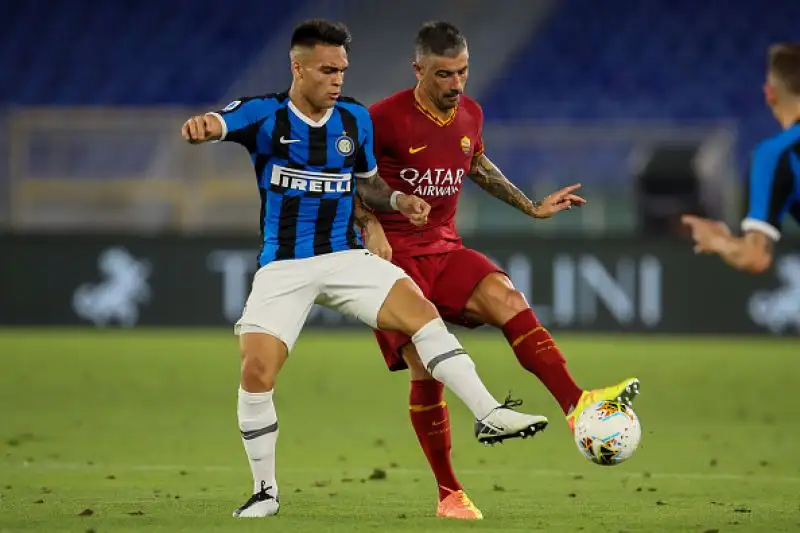 2-2 frutto di errori difensivi in serie all’Olimpico. Per l’Inter solo un punto in casa della Roma.