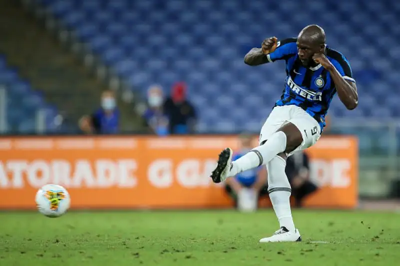 2-2 frutto di errori difensivi in serie all’Olimpico. Per l’Inter solo un punto in casa della Roma.
