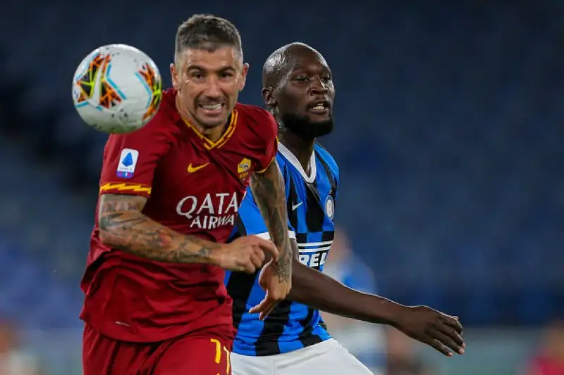 2-2 frutto di errori difensivi in serie all’Olimpico. Per l’Inter solo un punto in casa della Roma.