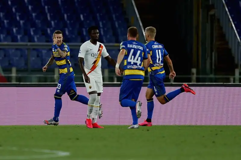 La Roma, colpita a freddo dal gol di Kucka, ha ribaltato il risultato con le reti di Mkhitaryan e Veretout.