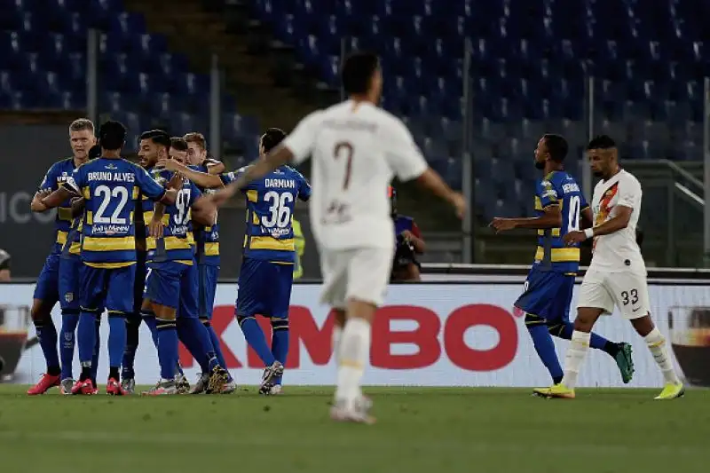 La Roma, colpita a freddo dal gol di Kucka, ha ribaltato il risultato con le reti di Mkhitaryan e Veretout.