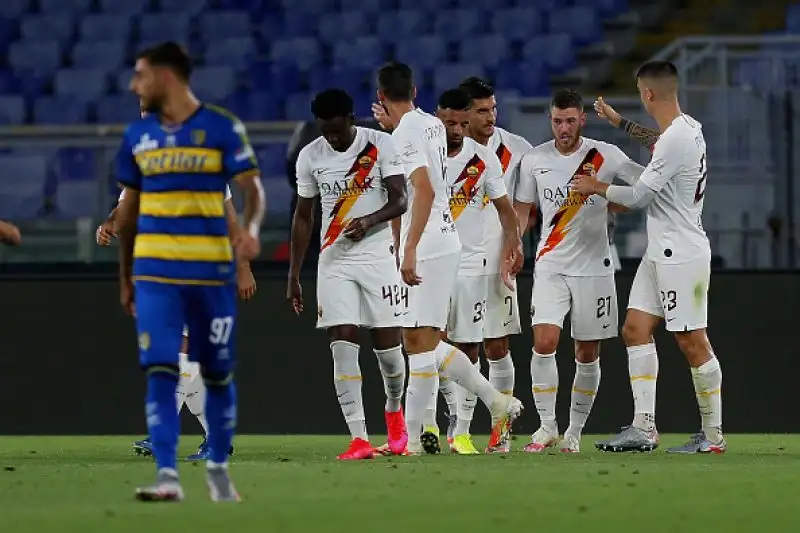 La Roma, colpita a freddo dal gol di Kucka, ha ribaltato il risultato con le reti di Mkhitaryan e Veretout.