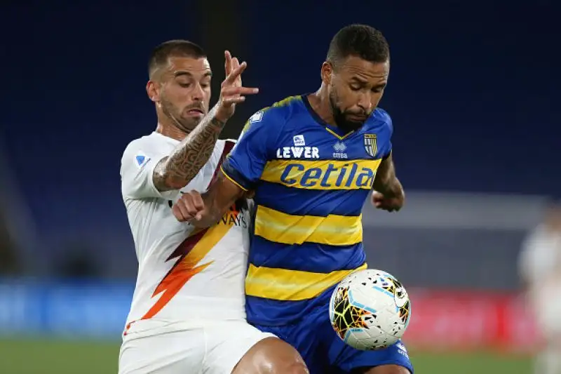 La Roma, colpita a freddo dal gol di Kucka, ha ribaltato il risultato con le reti di Mkhitaryan e Veretout.