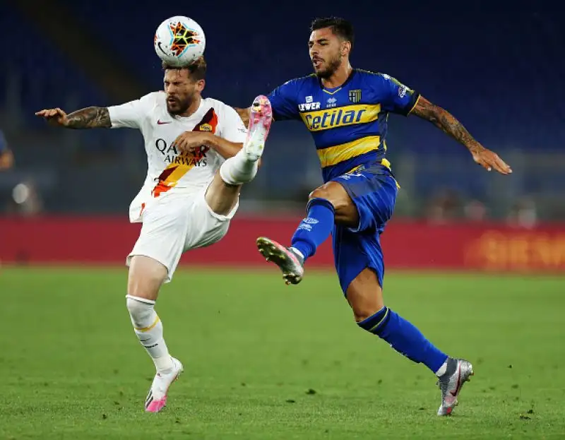 La Roma, colpita a freddo dal gol di Kucka, ha ribaltato il risultato con le reti di Mkhitaryan e Veretout.