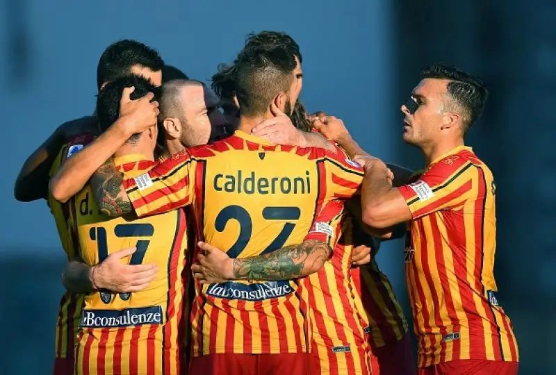 Per la squadra di De Zerbi sono andati a rete Caputo, Berardi su rigore, Muldur e Boga, per i pugliesi reti di Lucioni e Mancosu.